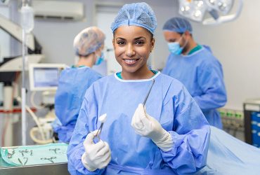 portrait-african-woman-theartre-sterile-assistant-standing-operating-room-ready-to-wor