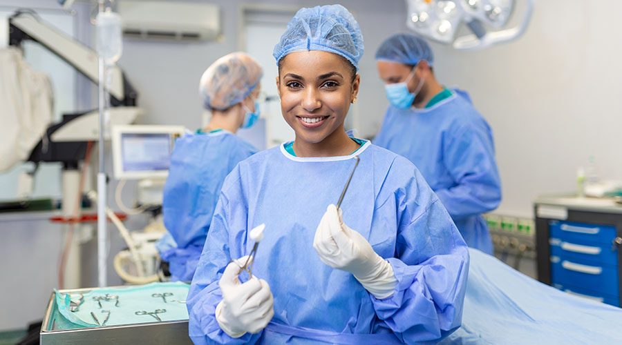 portrait-african-woman-theartre-sterile-assistant-standing-operating-room-ready-to-wor